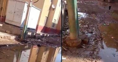 بالفيديو..انتشار مياه الصرف بجانب أعمدة الكهرباء فى "سيلة الغربية" بالمنيا