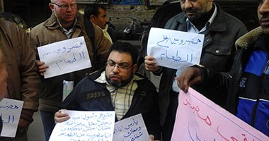 ذوو الاحتياجات يعلنون الإضراب عن الطعام أمام الباب الخلفى لمجلس الوزراء