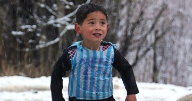 ميسي يحقق حلم الطفل الأفغانى صاحب القميص البلاستيك