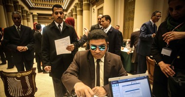 النائب خالد حنفى يطالب النواب بعدم استخدام الهواتف المحمولة بالجلسات