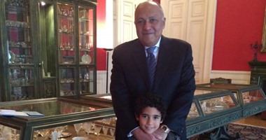 سامح شكرى ينشر صورة مع حفيده فى متحف وزارة الخارجية