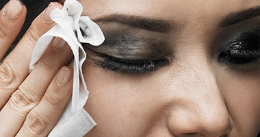 3 وصفات طبيعية لإزالة مكياج العيون بدلاً من المواد الكيميائية