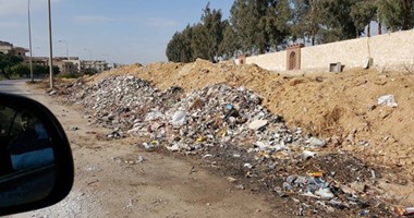 صحافة المواطن.. بالصور: القمامة تحاصر حى بـ"العبور" وعمال النظافة يشعلون النيران بها