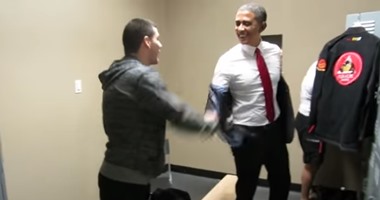 بالفيديو.. شبيه أوباما يحصل على الحزام الأزرق من أكاديمية فنون القتال المختلط