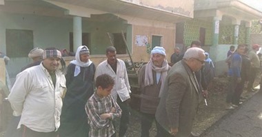 بالصور.. رئيس مدينة قطور يتفقد قرية شبرا نباص ويتابع أعمال الرصف
