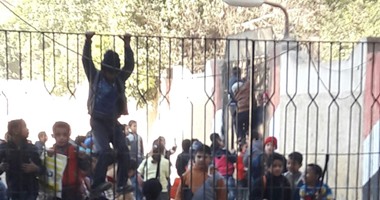 صحافة المواطن:أطفال يهربون من أعلى سور مدرسة عبد الرحمن بن عوف فى عين شمس