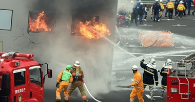 بالصور.. تجربة لإخماد حريق فى يوم الاحتفال السنوى برجال الإطفاء فى طوكيو