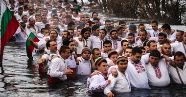 بالصور.. رقص وغناء وبحث عن الصليب فى نهر ببلغاريا فى احتفالات عيد الغطاس