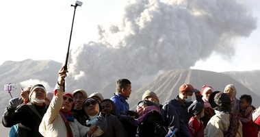 بالصور.. السياح يلتقطون "سيلفى" مع رماد بركان "برومو" فى إندونيسيا