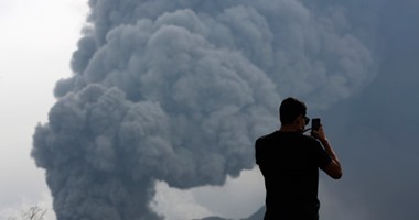 السياح يلتقطون "سيلفى" مع رماد بركان "برومو" فى إندونيسيا