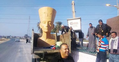 بالصور..  تمثال "رأس نفرتيتى" الجديد قبل وضعه بمدخل مدينة سمالوط بالمنيا