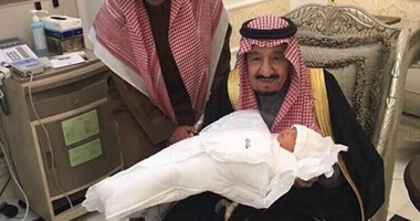 بالصور.. الملك سلمان يحتفل بحفيد ولى العهد الأمير محمد بن نايف