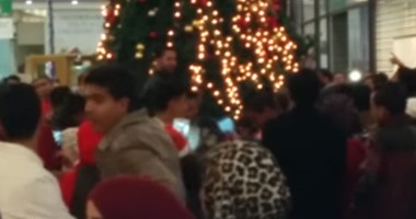تداول فيديو لتعدى مواطنين على "شجرة الكريسماس" بمول العرب