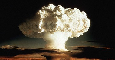 أخطار القنبلة الهيدروجينية.. تدمر روسيا وأمريكا والذرية "متجيش فيها حاجة"