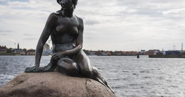 الفيس بوك يحذف صورة لتمثال عروس البحر التاريخى بكوبنهاجن بسبب "العرى"