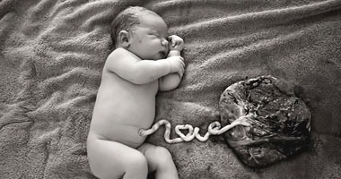 صورة مذهلة لمولود متصل بالمشيمة والحبل السرى يرسم حروف كلمة "love"