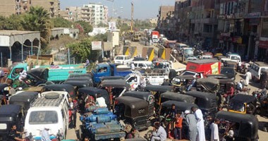 سائقوا قرية الشعانية بقنا يقطعون الطريق احتجاجا على موقع الموقف الجديد