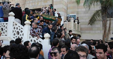 وصول جثمان الفنان الراحل حمدى أحمد مسجد الحصرى