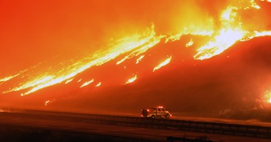 عمال الإطفاء يكافحون لاحتواء حرائق الغابات فى كاليفورنيا