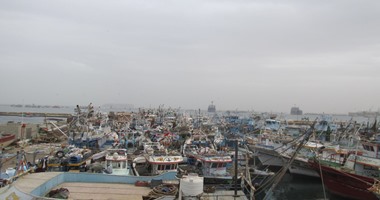 بالصور.. تكدس مئات المراكب بميناء الصيد فى بورسعيد بسبب الطقس السيئ