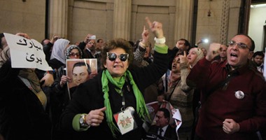 هتافات وصراخ لأنصار مبارك داخل المحكمة بعد رفض الطعن بـ"القصور الرئاسية"
