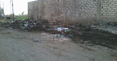 أهالى قرية الحكامنة ببنى سويف يعانون من مياه الصرف والقمامة