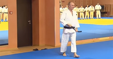 بالفيديو.. "بوتين" يشارك فى تدريبات المنتخب الروسى لـ"الجودو"