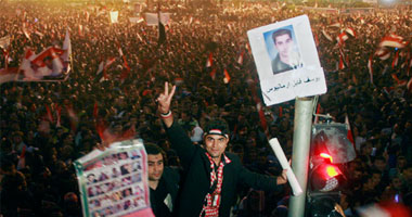 بالصور.. نرصد الآلاف يسهرون بميدان التحرير.. وأهالى الشهداء والمصابين والمعتقلين يتوافدون للاحتفال بأبنائهم الأبطال.. والمتظاهرون: مازلنا مصرين على تحقيق باقى مطالب الثورة 