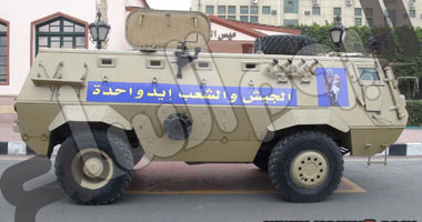 بالصور ..الجيش يعود لحماية المنشآت العامة بلافتات " حماية الشعب"