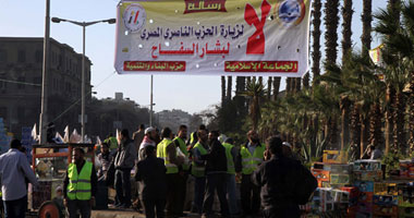 غضب فى "الإنقاذ" بسبب مليونية جامعة القاهرة.. غنيم: المظاهرات استعراض للقدرة على الحشد..وعبد المجيد تعليقا على "معا ضد العنف": العنف لا يعالج بالمظاهرات.. الخولى: لا نرى فى العالم من يخرج ليؤيد النظام