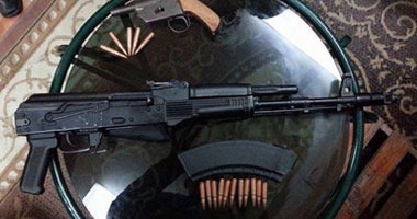 ضبط عاطلين وبحوزتهما بندقية آلية وفرد روسى فى حملة بالبحيرة 