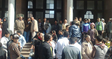 بالصور..الدقهلية تقود العصيان المدنى بعد هدوء الأوضاع فى بورسعيد..ومعاقبة معلمين شاركوا فى عصيان السويس..وطلاب يشاركون فى قطع السكة الحديد بالمنصورة واقتحام مجلس مدينة المنزلة واعتصام بالغربية وسيناء