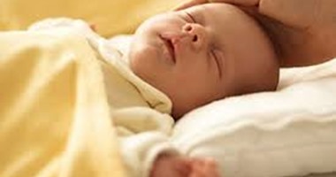أستاذة طب أطفال: الرضاعة الصناعية تزيد فرص إصابة الرضيع بالإمساك