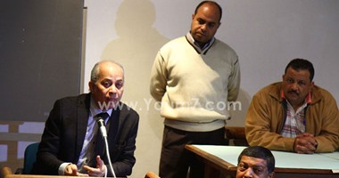 أحمد عبد الغنى يلتقى بعاملى "الفنون التشكيلية" ليوضح أسباب استقالته