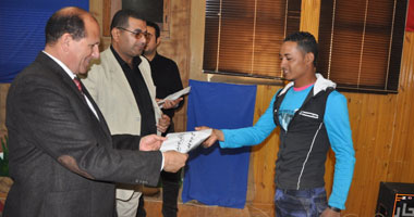 محافظ الوادى الجديد يسلم عقود الورش الحرفية للمستحقين بالداخلة