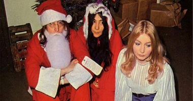 تداول صورة قديمة لمغنى "البيتلز"جون لينون بملابس بابا نويل فى الكريسماس