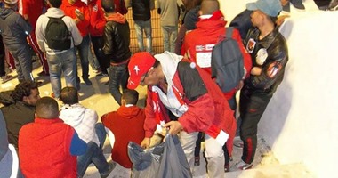 جماهير الوداد تقود حملة "تنظيف" بملعب محمد الخامس بعد "الديربى"