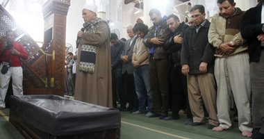 وصول جثمان رضوى عاشور إلى مسجد صلاح الدين بالمنيل