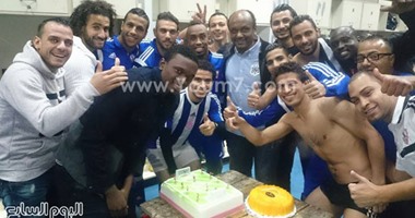 بالصور.. صالح موسى ينشر صور حفل عيد ميلاده بحجرة ملابس الزمالك