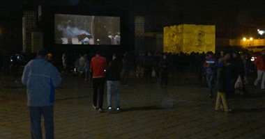 بالصور.. جمهور المغرب يتابع أفلام مهرجان مراكش بشاشات عرض فى الشوارع