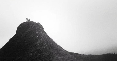 مصور يلتقط بالصدفة لقطة رومانسية لشاب يخطب فتاة على قمة جبل