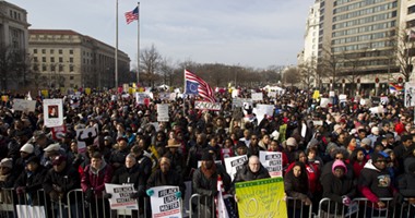 بالصور.. آلاف المتظاهرين يتدفقون على العاصمة الأمريكية للتنديد بعنف الشرطة