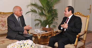 الرئيس يلتقى فاروق الباز لبحث عدد من المشروعات القومية