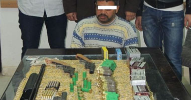 الداخلية تواصل حملاتها لعودة الانضباط للشارع.. ضبط تاجر سلاح بالوادى الجديد.. ومصرع 2 فى مواجهات مع الشرطة بالفيوم.. والقبض على شخص أثناء بيعه أسلحة مملوكة لتكفيريين بالشرقية