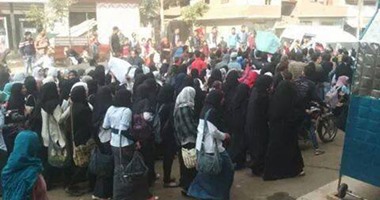 أهالى قرية دهمشا بالشرقية يتظاهرون بعد قتل مجرمين لطفل