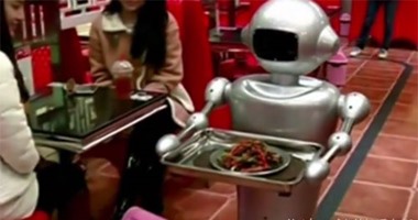 بالفيديو.. مطعم صينى يستبدل الجارسون بـ"الروبوتات" لتوفير الرواتب