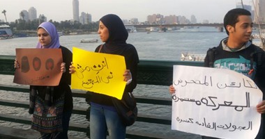 فتيات يتظاهرن على كوبرى قصر النيل تنديدا بالتحرش الجنسى