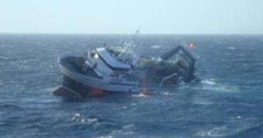 مصدر بميناء سفاجا: الدفع بلنشات بحرية لإنقاذ السفينة الغارقة 