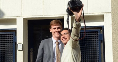 مصور "اليوم السابع" يلتقط سيلفى مع سفير بريطانيا بعد عودة العمل بالسفارة