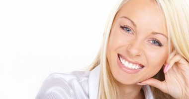 5 طرق للتمتع بابتسامة مشرقة وتحسين صحة أسنانك.. تنظيف الأسنان مرتين على الأقل كل يوم.. استخدمى الخيط.. والغسول لإنعاش الفم.. وزيارة طبيبك بانتظام